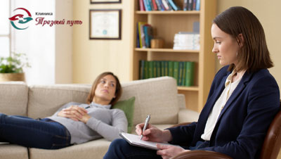 Психотерапевт сидит в кресле, пациент лежит на диване